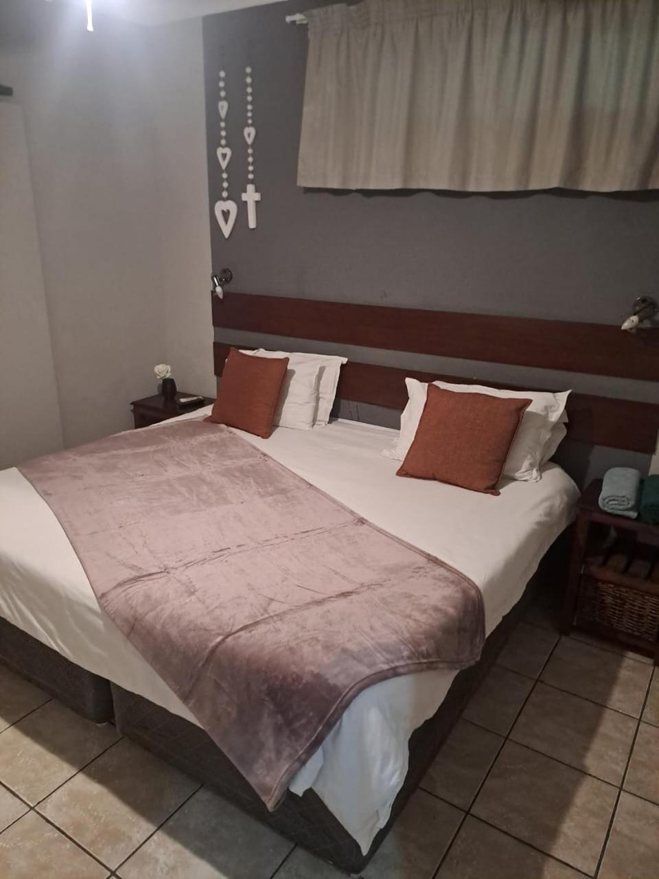 Honey Bee Guesthouse Rustenburg Extérieur photo